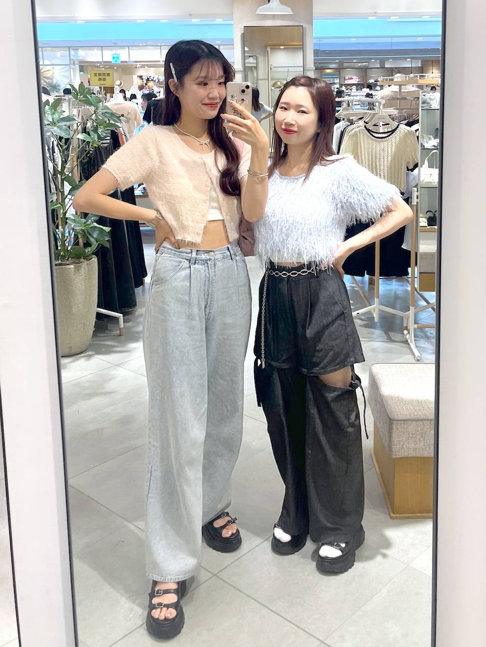 ブラック系のスラックス、ブルー系のTシャツ/カットソー、ブルー系のデニムパンツを着用したレディースの春コーディネートの3枚目の写真