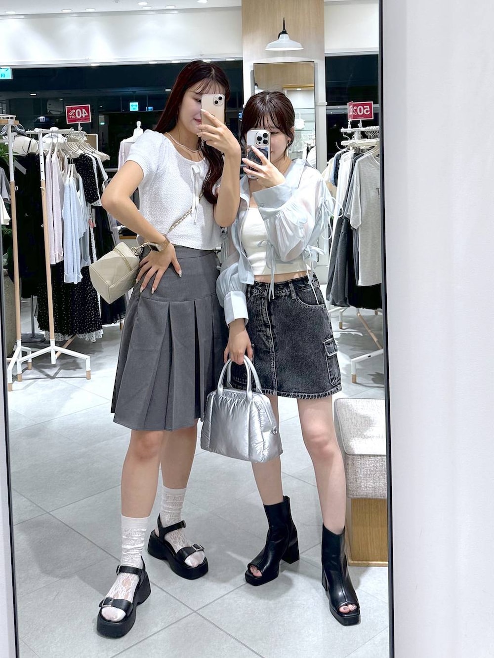 ブラック系のサンダル、グレー系のスカート、ブルー系のニット/セーターを着用したレディースの夏コーディネートの3枚目の写真