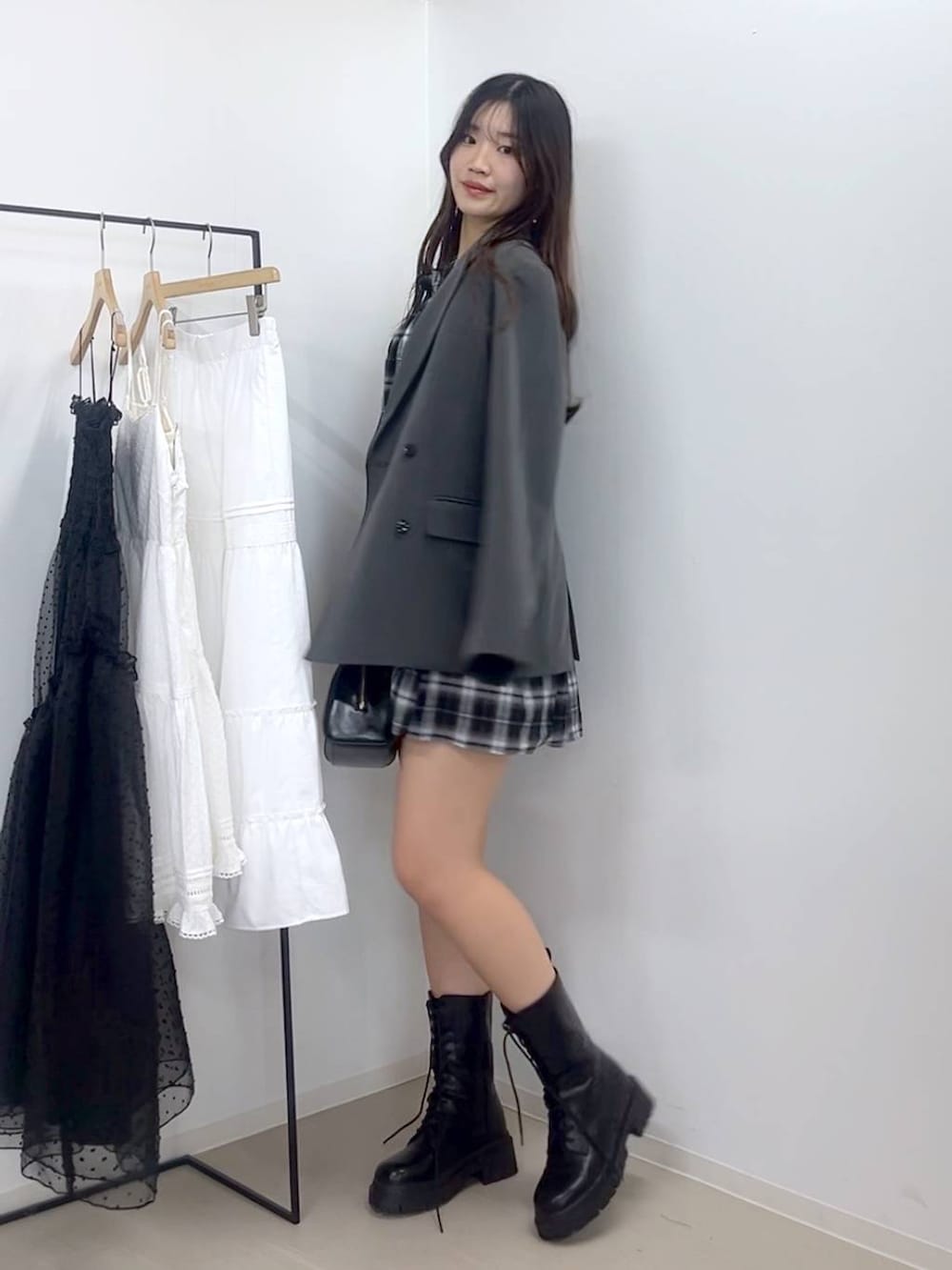 ホワイト系のTシャツ/カットソー、ブラック系のブーツ、グレー系のテーラードジャケットを着用したレディースの春コーディネートの4枚目の写真