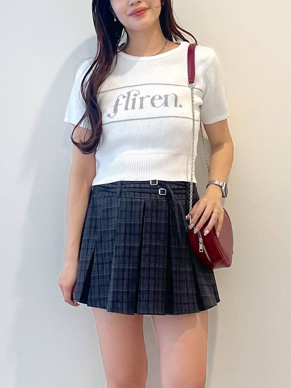 ホワイト系のキャミソール、ブラック系のローファー、グレー系のスカートを着用したレディースの夏コーディネートの8枚目の写真