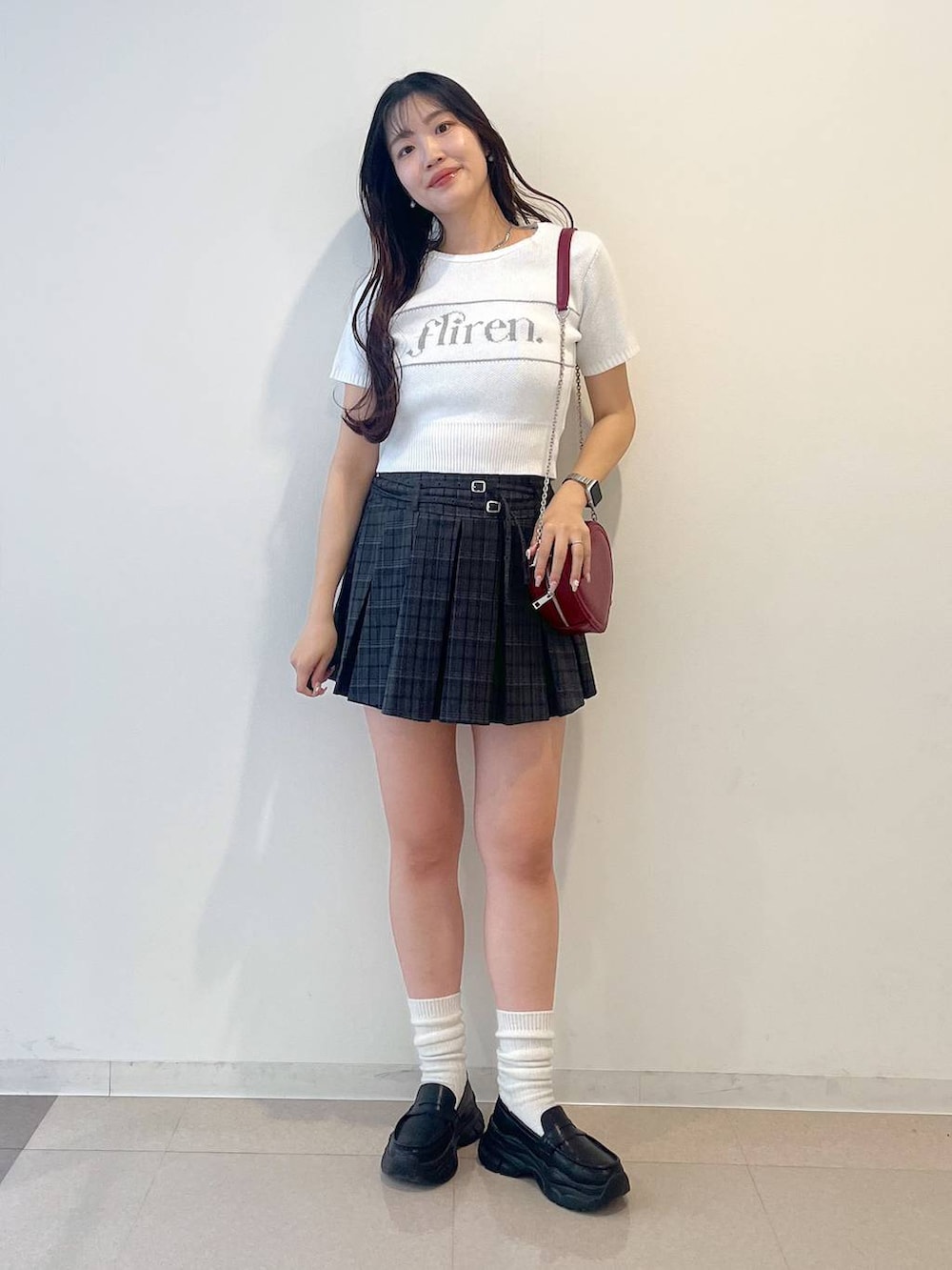 ホワイト系のキャミソール、ブラック系のローファー、グレー系のスカートを着用したレディースの夏コーディネートの10枚目の写真