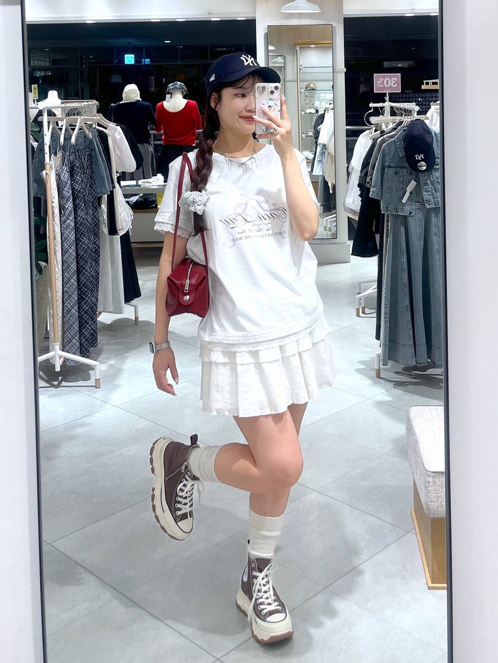 ホワイト系のキャミソール、ホワイト系のスカート、レッド系のボストンバッグを着用したレディースの春コーディネートの3枚目の写真