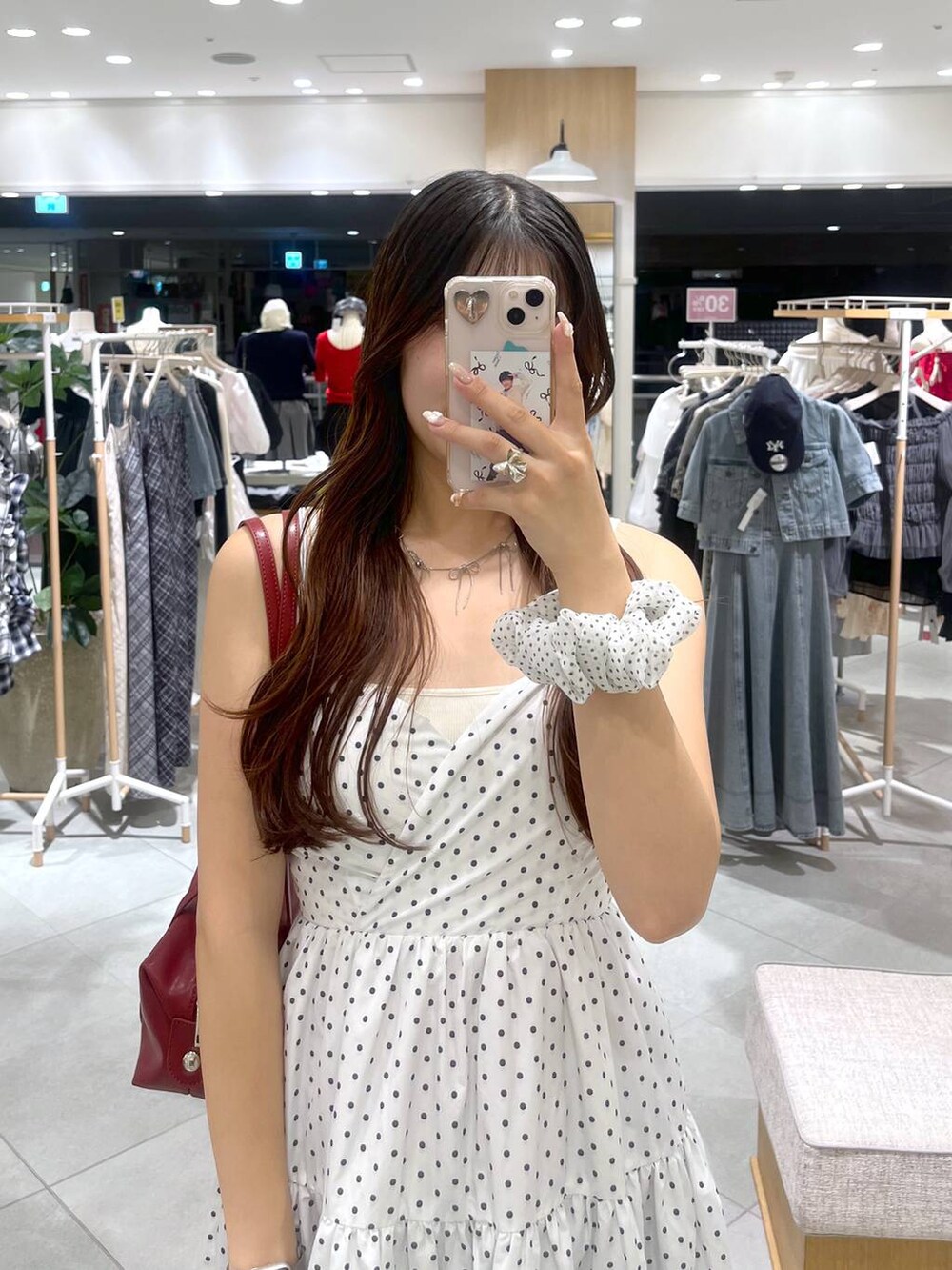 ホワイト系のキャミソール、その他のワンピース、シルバー系のネックレスを着用したレディースの春コーディネートの3枚目の写真