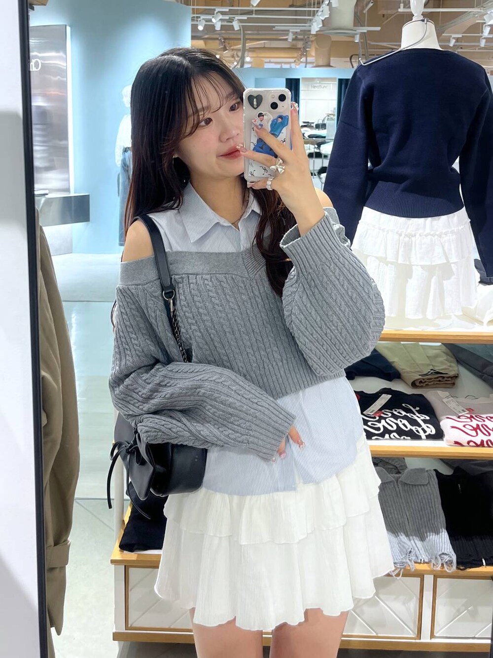 ブラック系のショルダーバッグ、ホワイト系のキャミソール、ブラック系のローファーを着用したレディースの春コーディネートの3枚目の写真