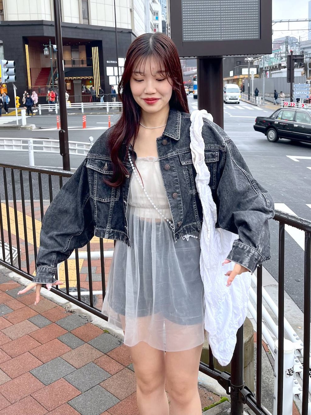 グレー系のワンピース、ホワイト系のキャミソール、ブラック系のブーツを着用したレディースの夏コーディネートの8枚目の写真