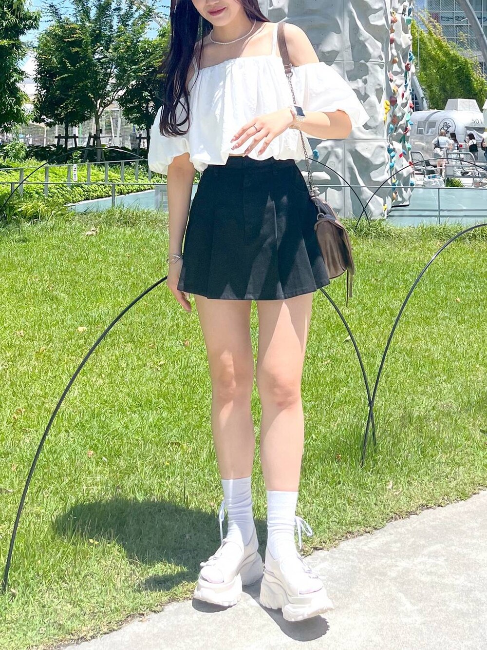 ブラック系のスカート、ホワイト系のシャツ/ブラウス、ホワイト系のキャミソールを着用したレディースの夏コーディネートの6枚目の写真