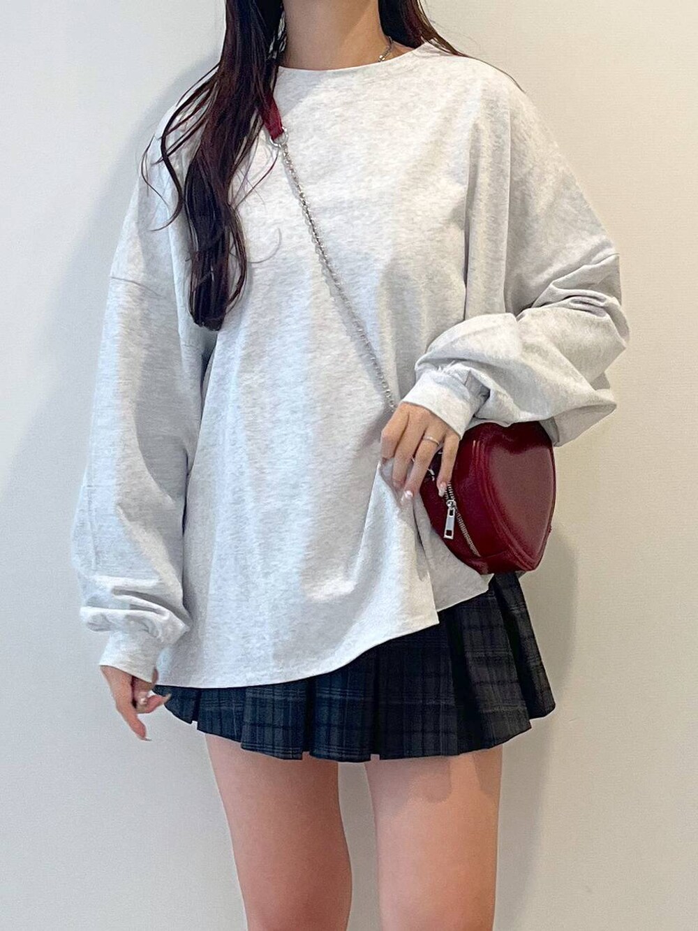 ベージュ系のTシャツ/カットソー、ホワイト系のキャミソール、ブラック系のローファーを着用したレディースの春コーディネートの7枚目の写真