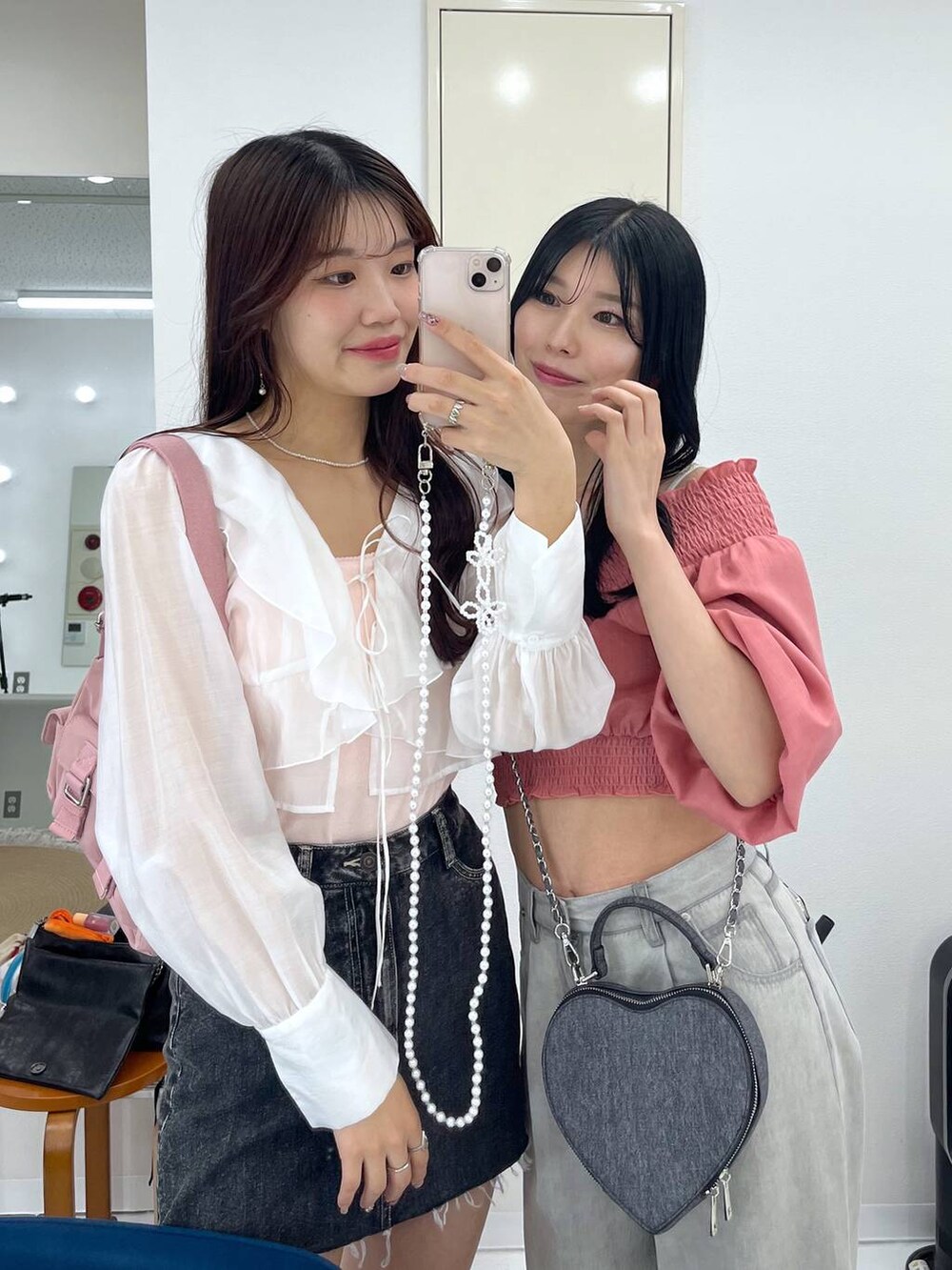 ブラック系のデニムスカート、グレー系のデニムパンツ、レッド系のシャツ/ブラウスを着用したレディースの春コーディネートの3枚目の写真