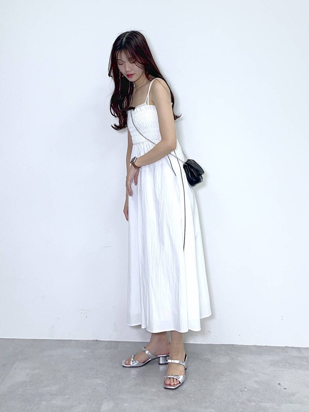 ブラック系のショルダーバッグ、シルバー系のパンプス、ピンク系のショルダーバッグを着用したレディースの春コーディネートの4枚目の写真