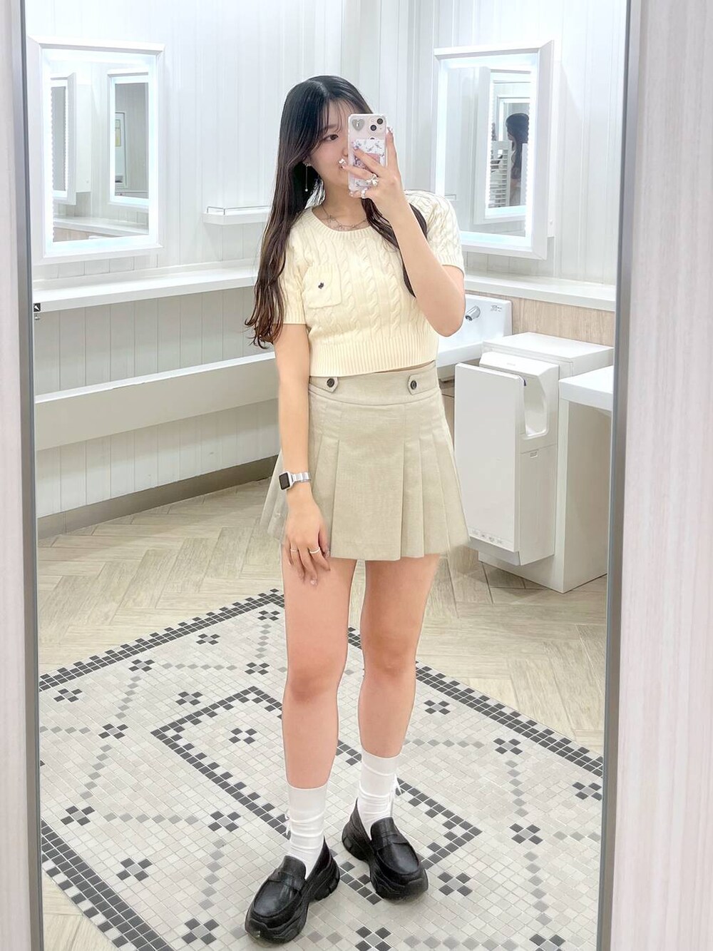 ホワイト系のキャミソール、ブラック系のローファー、ベージュ系のスカートを着用したレディースの春コーディネートの2枚目の写真