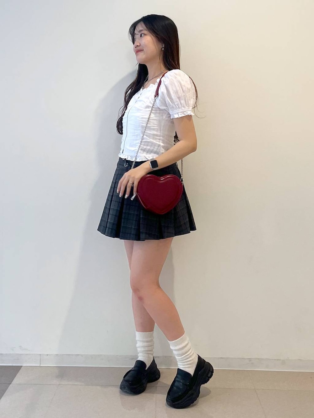 ホワイト系のキャミソール、ブラック系のローファー、グレー系のスカートを着用したレディースの春コーディネートの7枚目の写真