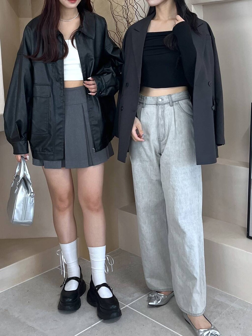 ブラック系のスニーカー、グレー系のデニムパンツ、シルバー系のパンプスを着用したレディースの秋コーディネートの4枚目の写真