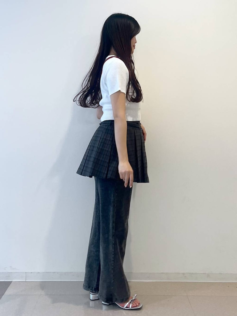 ホワイト系のキャミソール、シルバー系のサンダル、グレー系のスカートを着用したレディースの春コーディネートの4枚目の写真