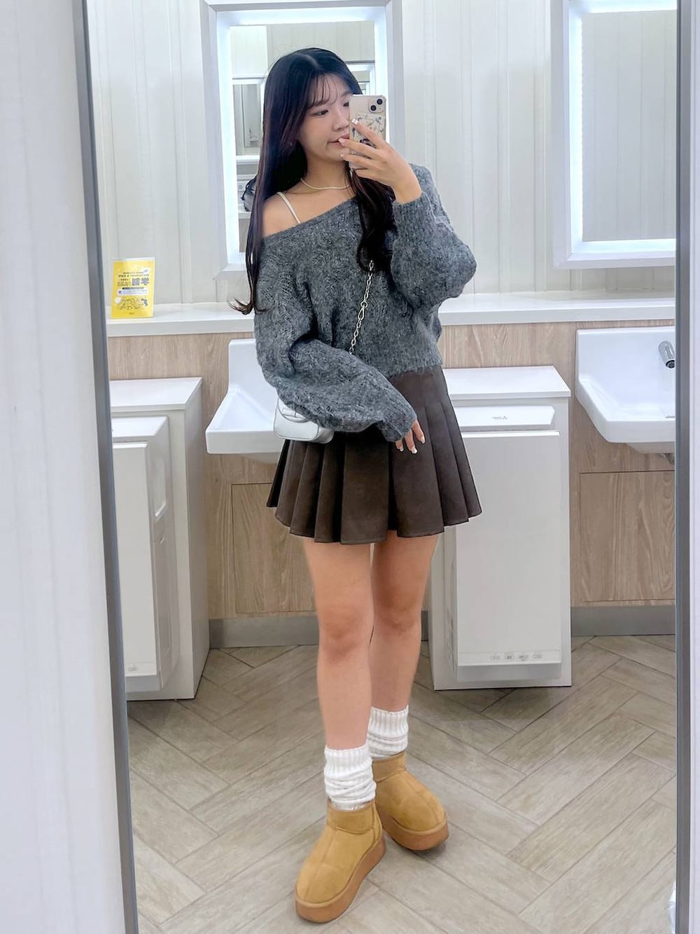 ブラウン系のスカート、ホワイト系のキャミソール、シルバー系のショルダーバッグを着用したレディースの秋コーディネートの8枚目の写真