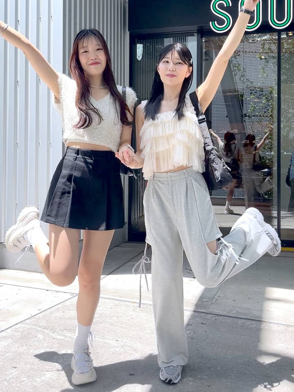 ブラック系のスカート、ホワイト系のキャミソール、ホワイト系のサンダルを着用したレディースの夏コーディネートの2枚目の写真