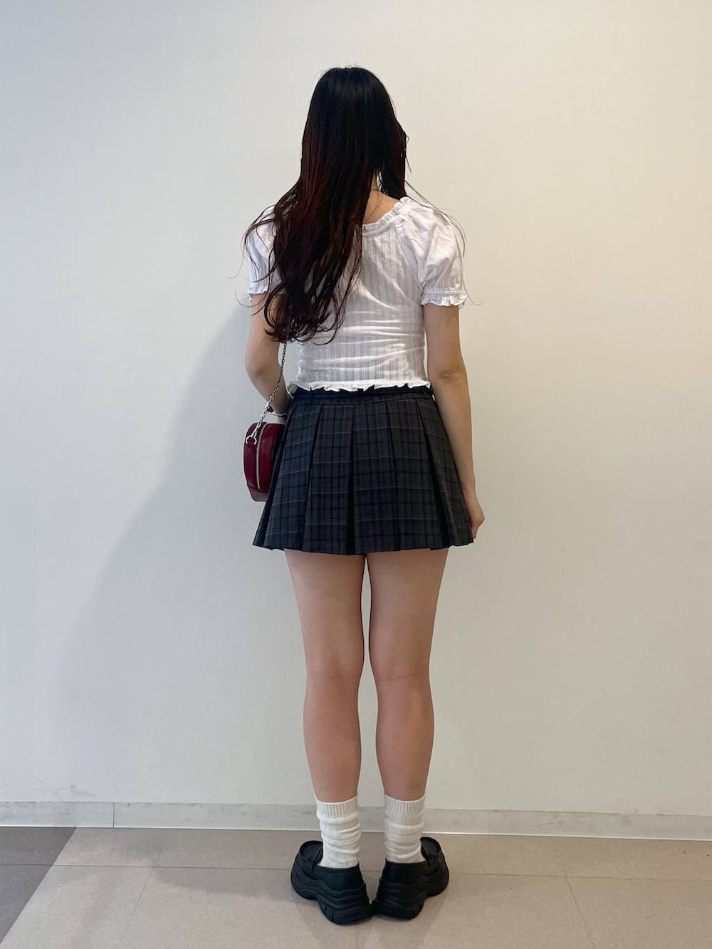 ホワイト系のキャミソール、ブラック系のローファー、グレー系のスカートを着用したレディースの春コーディネートの4枚目の写真