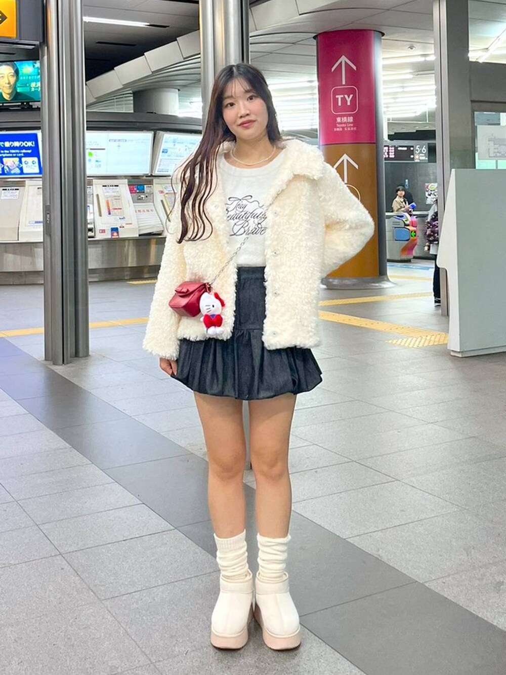 ホワイト系のTシャツ/カットソー、レッド系のショルダーバッグ、ホワイト系のステンカラーコートを着用したレディースの秋コーディネートの2枚目の写真