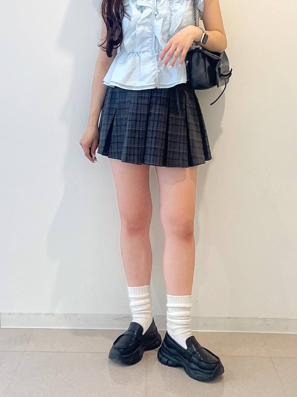 グレー系のショルダーバッグ、ホワイト系のキャミソール、ブラック系のローファーを着用したレディースの夏コーディネートの8枚目の写真