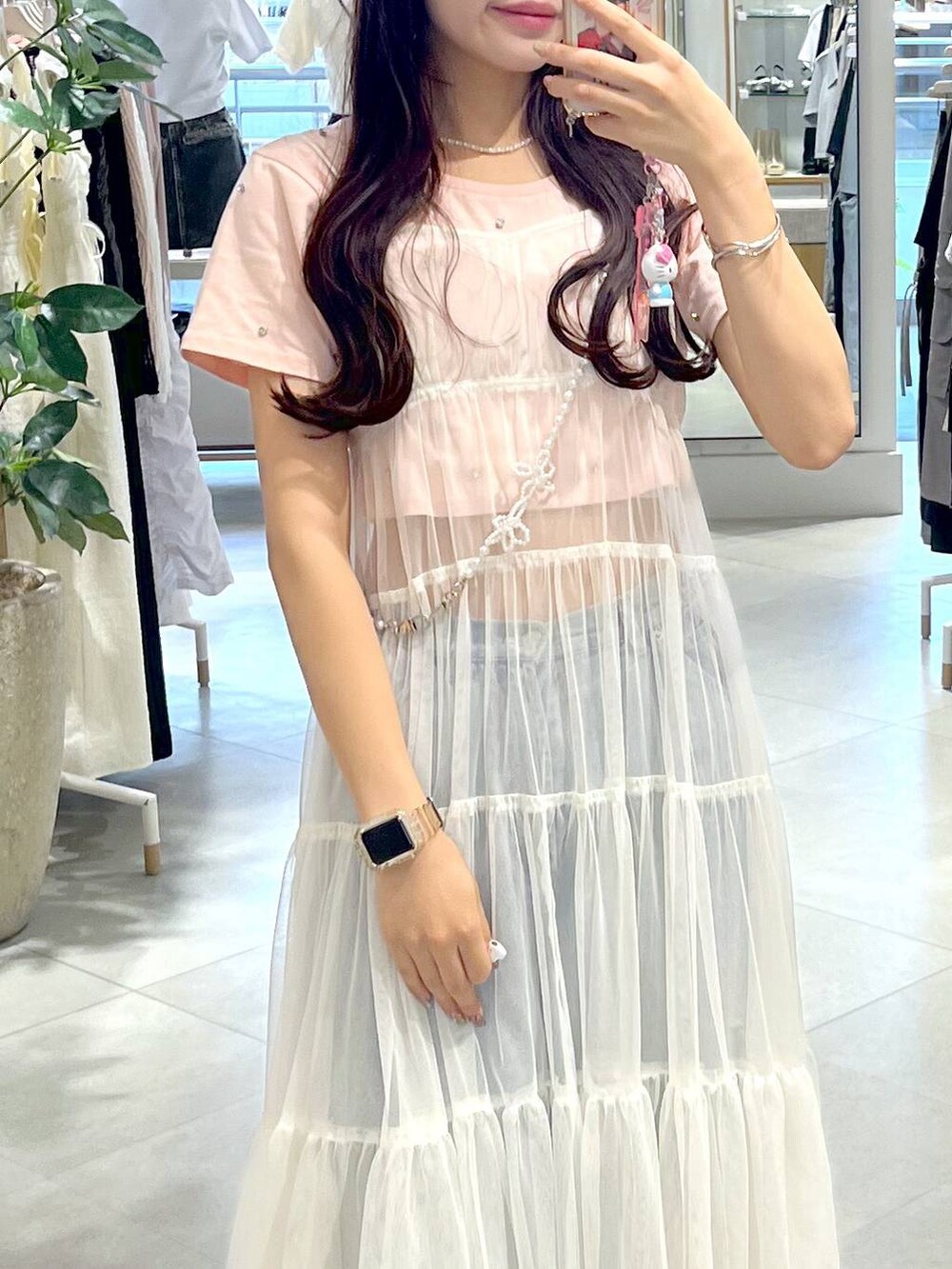 ホワイト系のワンピース、ピンク系のTシャツ/カットソー、シルバー系のサンダルを着用したレディースの春コーディネートの5枚目の写真