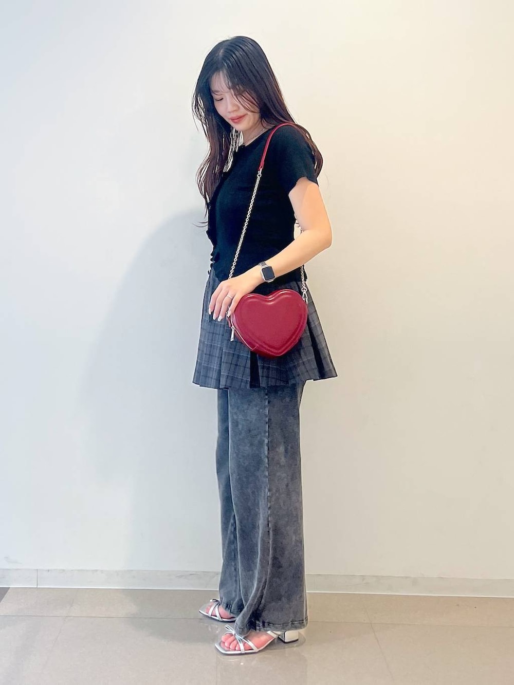 ホワイト系のキャミソール、シルバー系のサンダル、グレー系のスカートを着用したレディースの春コーディネートの3枚目の写真