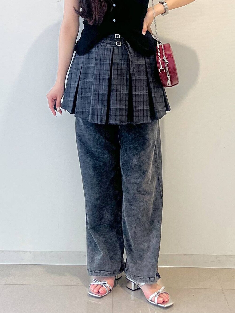 ホワイト系のキャミソール、シルバー系のサンダル、グレー系のスカートを着用したレディースの春コーディネートの9枚目の写真