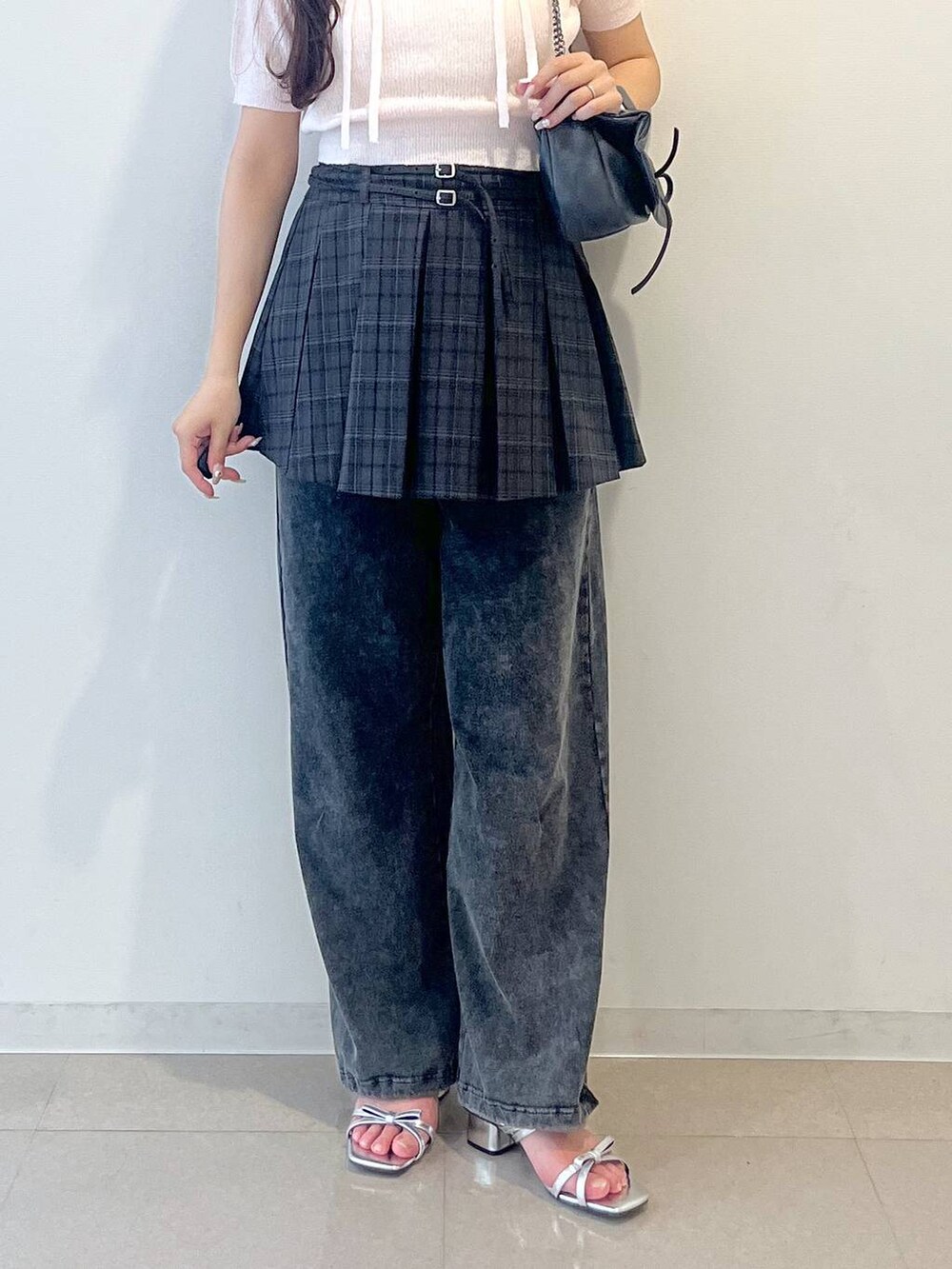 グレー系のショルダーバッグ、ホワイト系のキャミソール、グレー系のスカートを着用したレディースの春コーディネートの9枚目の写真