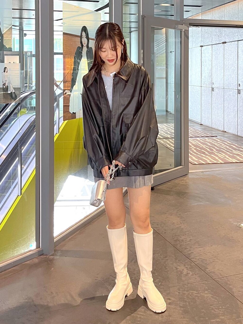 グレー系のスカート、ブルー系のカーディガン/ボレロ、ホワイト系のブーツを着用したレディースの秋コーディネートの8枚目の写真