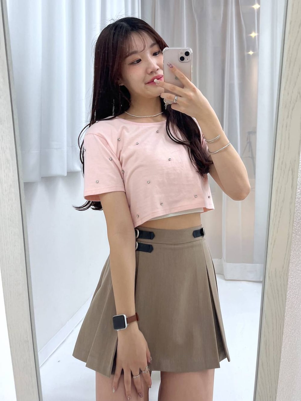 ホワイト系のキャミソール、ホワイト系のサンダル、ベージュ系のスカートを着用したレディースの春コーディネートの3枚目の写真