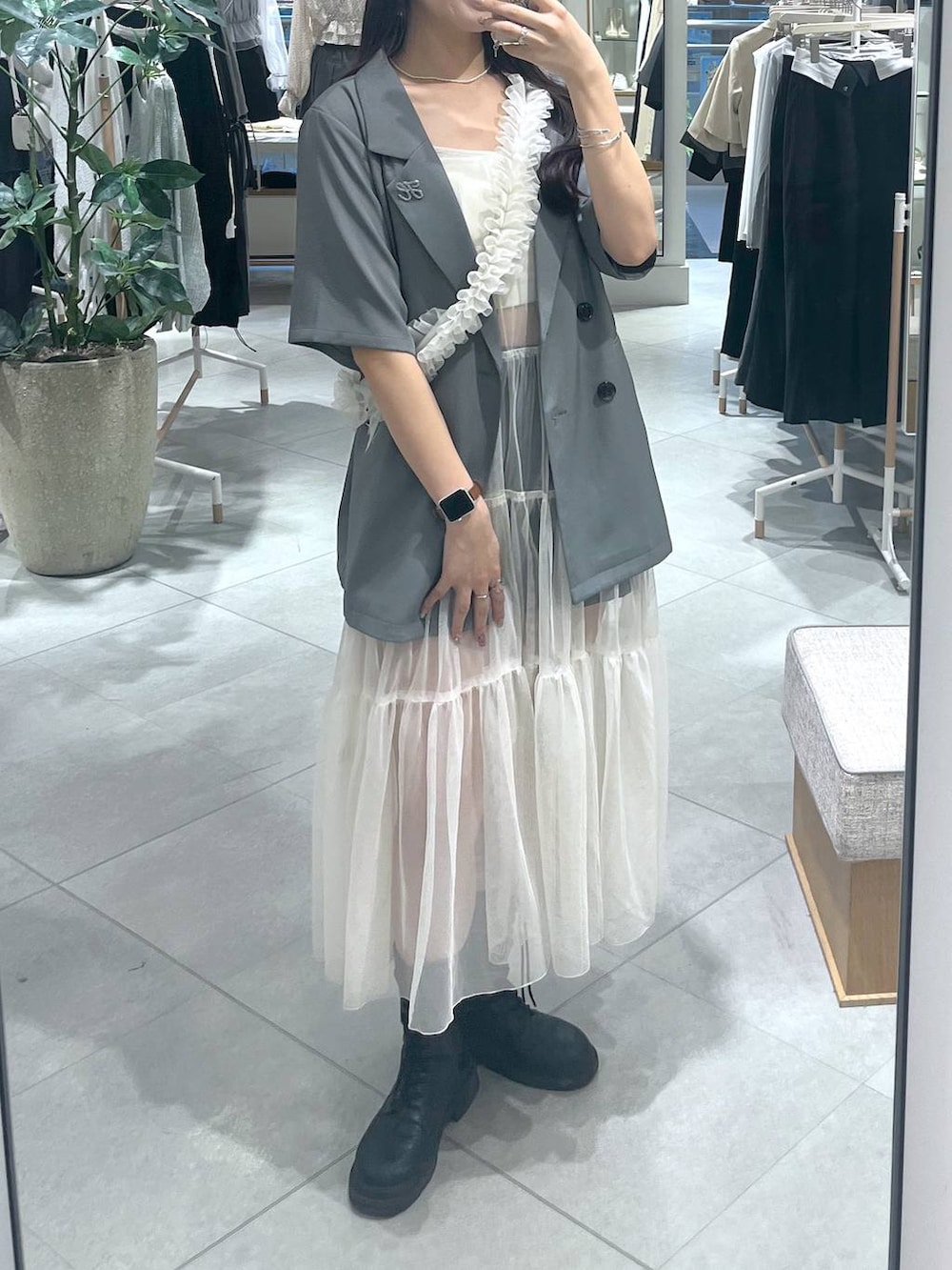 ホワイト系のワンピース、ブラック系のその他パンツ、ホワイト系のキャミソールを着用したレディースの春コーディネートの3枚目の写真