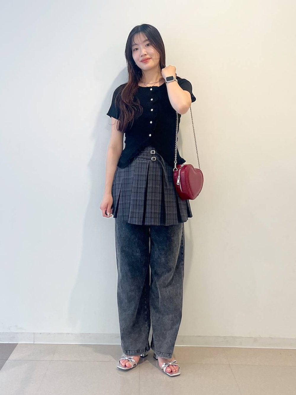 ホワイト系のキャミソール、シルバー系のサンダル、グレー系のスカートを着用したレディースの春コーディネートの2枚目の写真