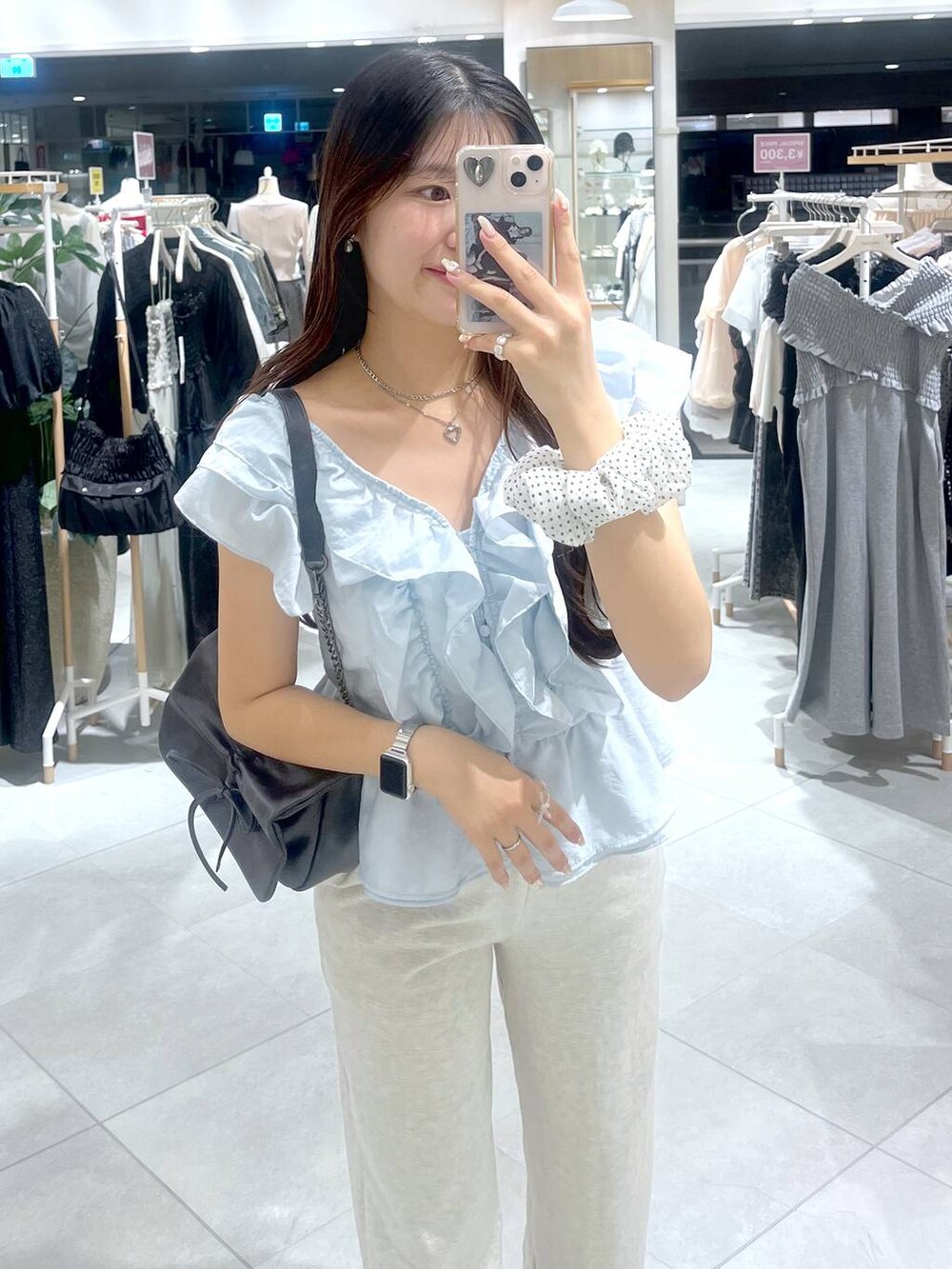 グレー系のショルダーバッグ、ホワイト系のキャミソール、シルバー系のサンダルを着用したレディースの春コーディネートの6枚目の写真