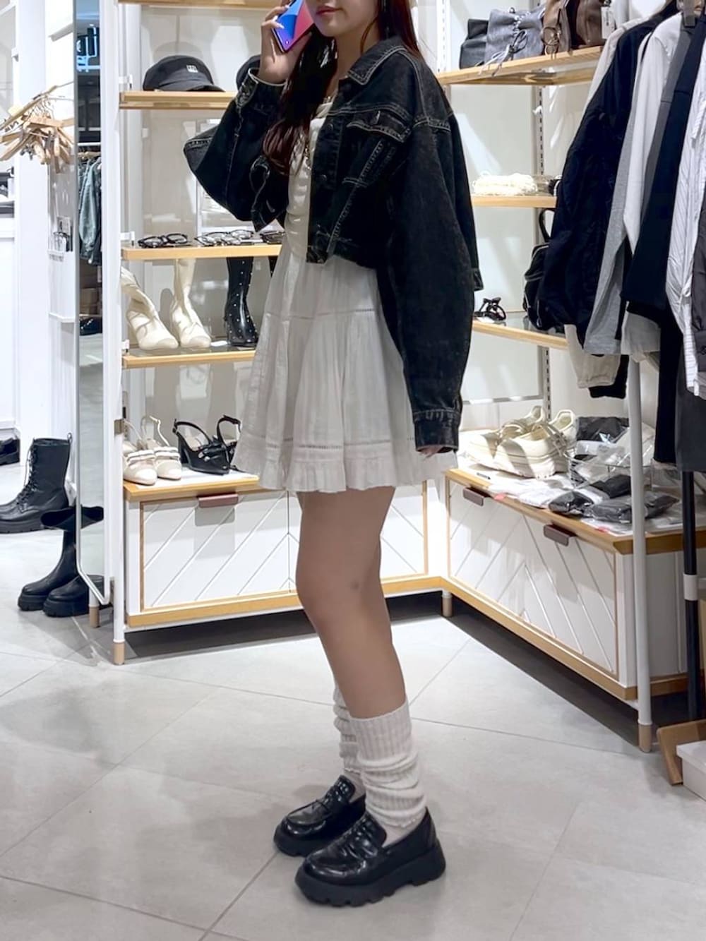 ホワイト系のTシャツ/カットソー、ホワイト系のワンピース、ホワイト系のキャミソールを着用したレディースの秋コーディネートの2枚目の写真