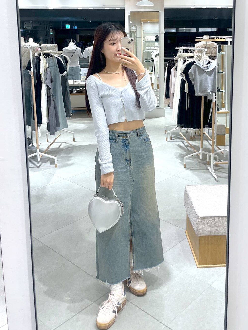 ブルー系のカーディガン/ボレロ、ホワイト系のブルゾン、ブラック系のローファーを着用したレディースの夏コーディネートの4枚目の写真