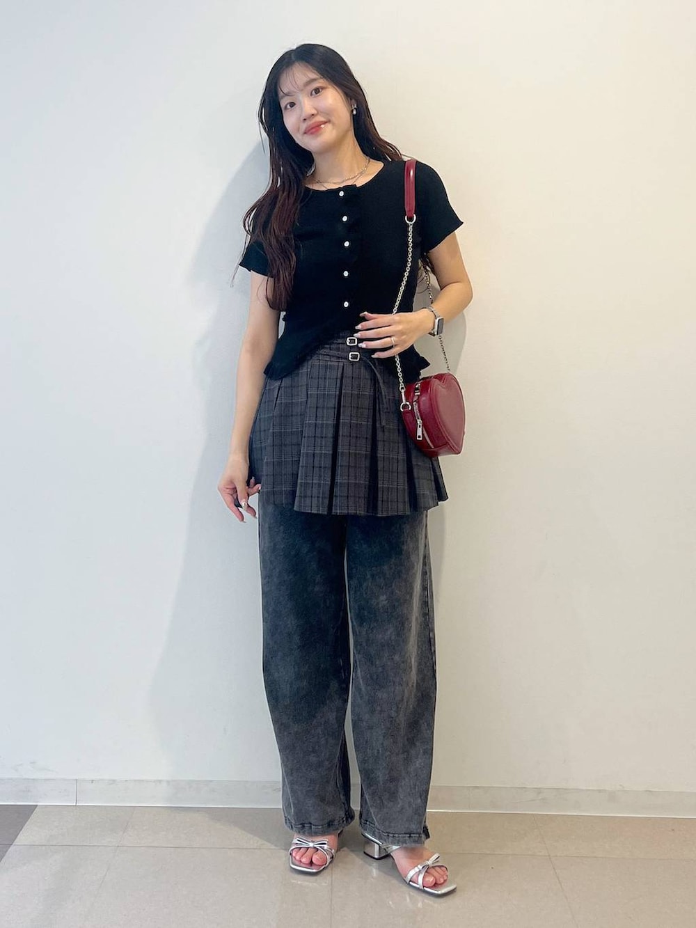 ホワイト系のキャミソール、シルバー系のサンダル、グレー系のスカートを着用したレディースの春コーディネートの10枚目の写真