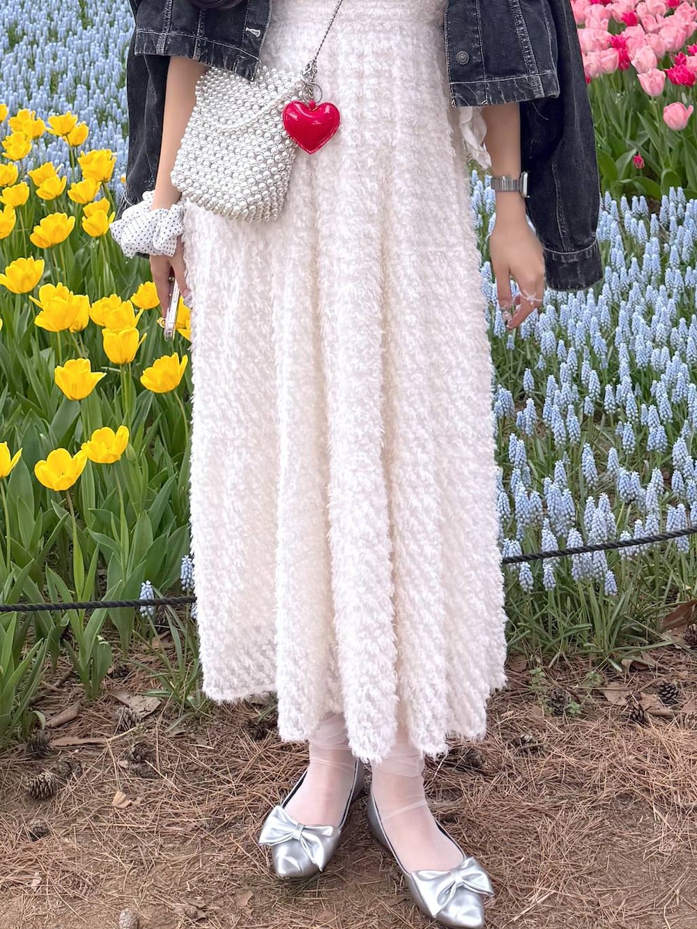 ホワイト系のワンピース、ホワイト系のキャミソール、シルバー系のパンプスを着用したレディースの春コーディネートの4枚目の写真