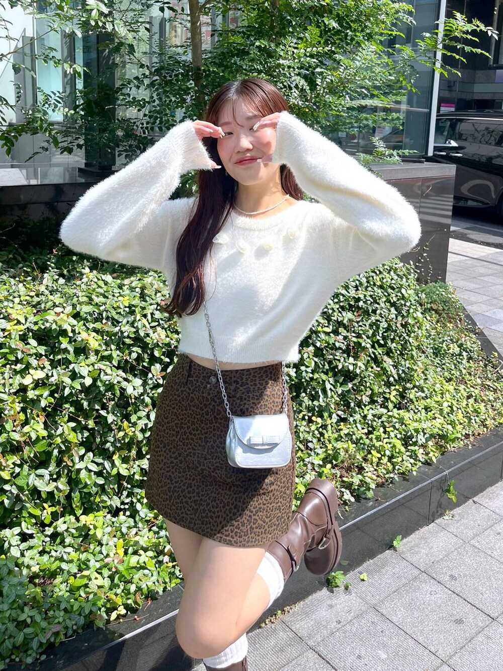 ブラウン系のブーツ、その他のスカート、シルバー系のショルダーバッグを着用したレディースの秋コーディネートの7枚目の写真