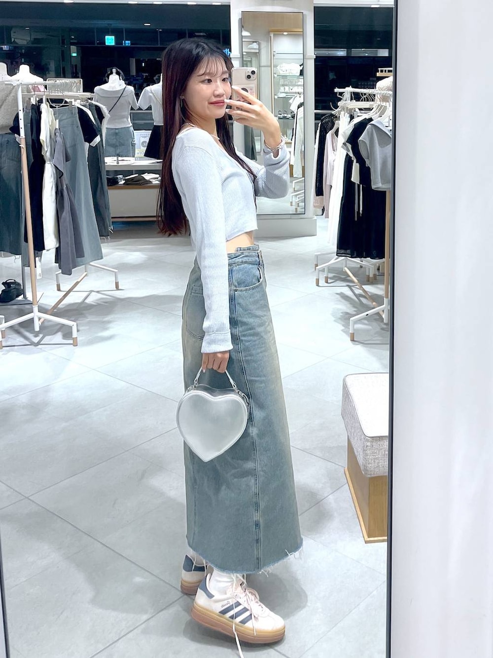 ブルー系のカーディガン/ボレロ、ホワイト系のブルゾン、ブラック系のローファーを着用したレディースの夏コーディネートの3枚目の写真