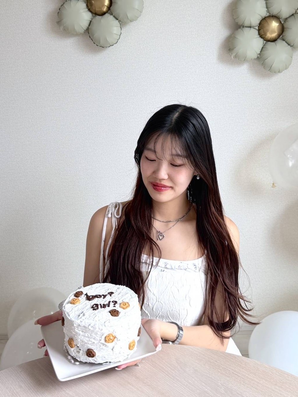 ホワイト系のワンピース、ホワイト系のカーディガン/ボレロ、ホワイト系のキャミソールを着用したレディースの春コーディネートの2枚目の写真