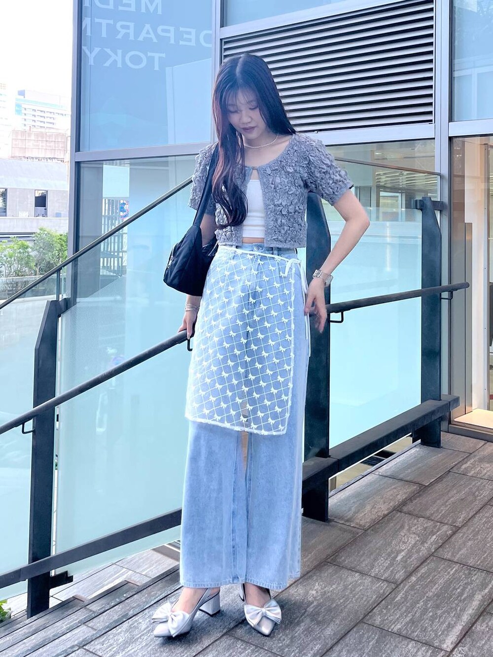 シルバー系のサンダル、ホワイト系のキャミソール、ブルー系のデニムパンツを着用したレディースの夏コーディネートの8枚目の写真