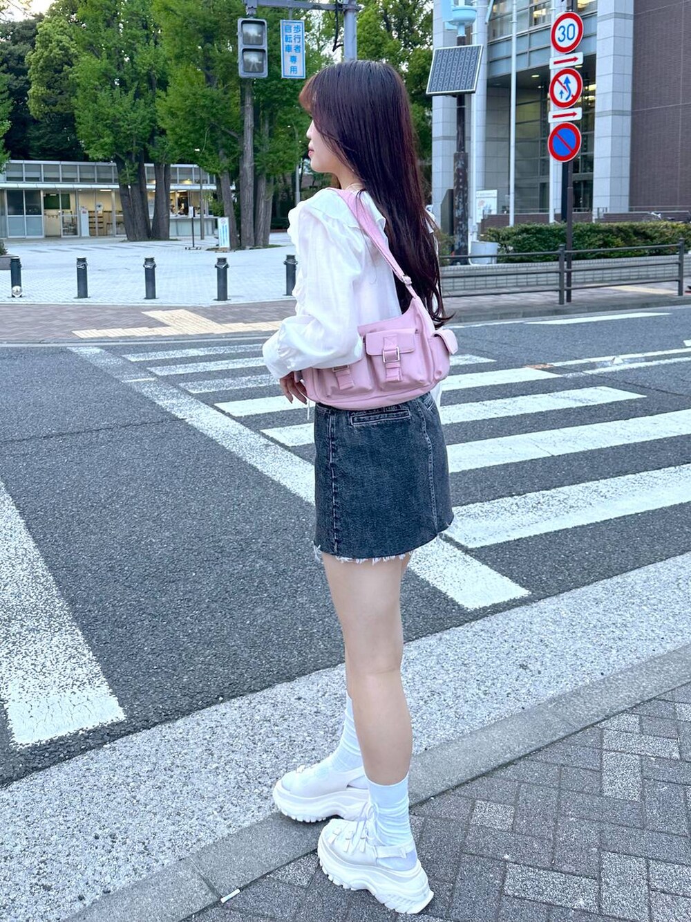 ピンク系のショルダーバッグ、ホワイト系のサンダル、ホワイト系のシャツ/ブラウスを着用したレディースの春コーディネートの3枚目の写真