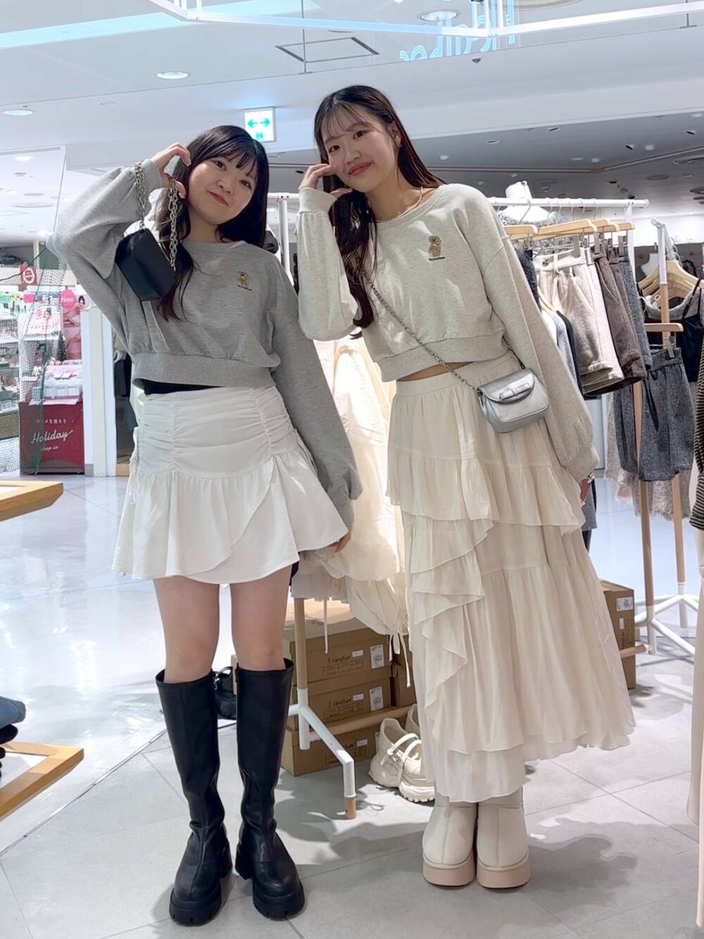 ホワイト系のスカート、ブラック系のブーツ、ホワイト系のブーツを着用したレディースの冬コーディネートの4枚目の写真