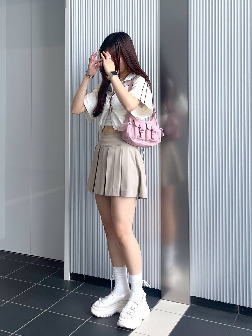 ピンク系のショルダーバッグ、ホワイト系のキャミソール、ホワイト系のサンダルを着用したレディースの夏コーディネートの7枚目の写真