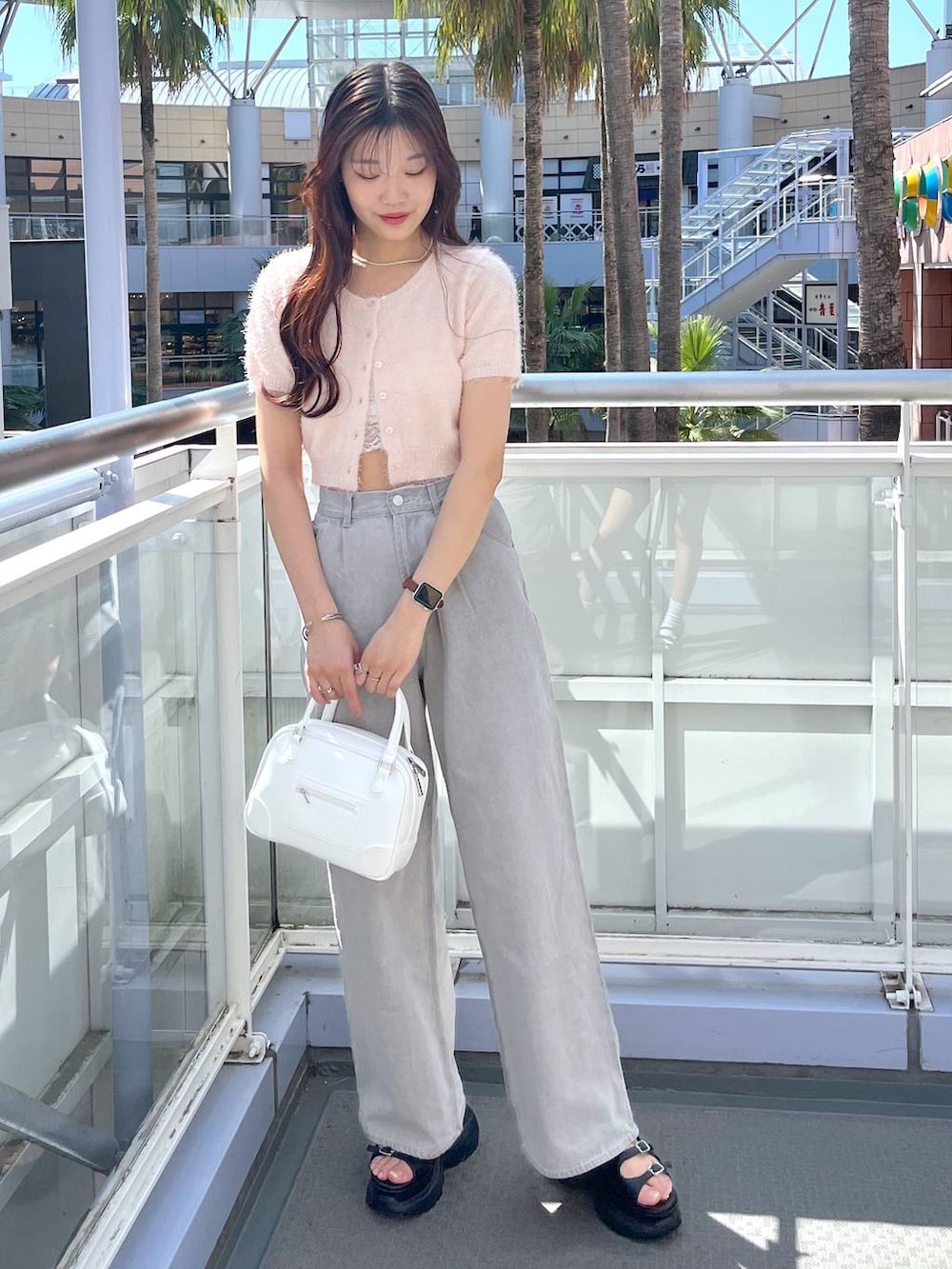 ピンク系のカーディガン/ボレロ、グレー系のデニムパンツ、ホワイト系のキャミソールを着用したレディースの夏コーディネートの5枚目の写真