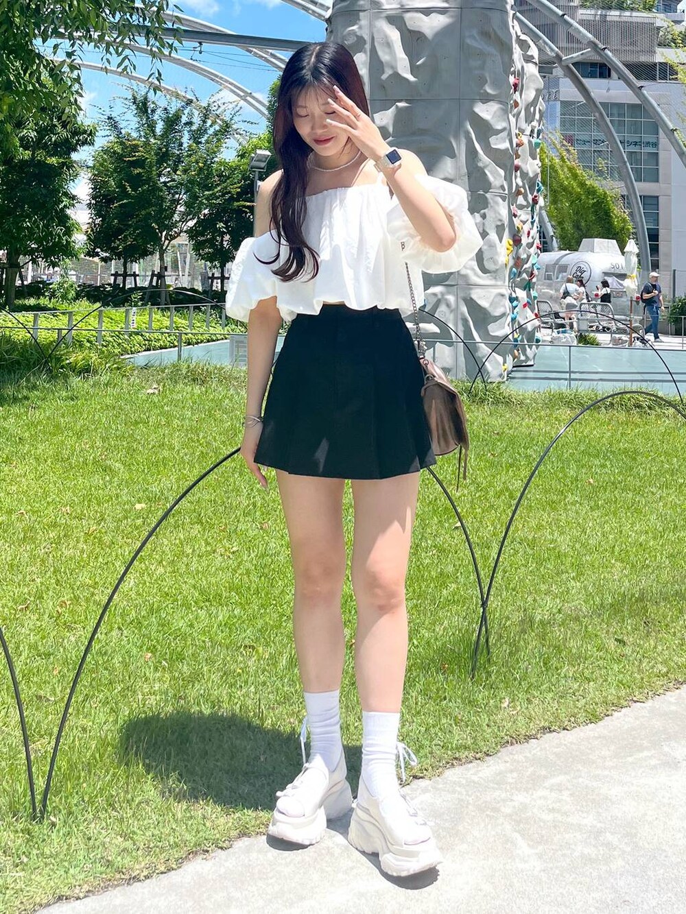 ブラック系のスカート、ホワイト系のシャツ/ブラウス、ホワイト系のキャミソールを着用したレディースの夏コーディネートの8枚目の写真