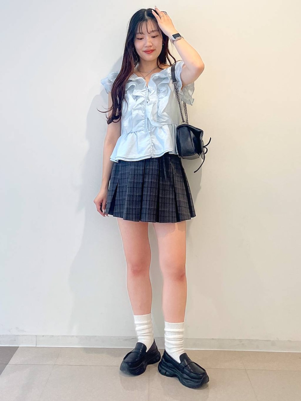 グレー系のショルダーバッグ、ホワイト系のキャミソール、ブラック系のローファーを着用したレディースの夏コーディネートの7枚目の写真