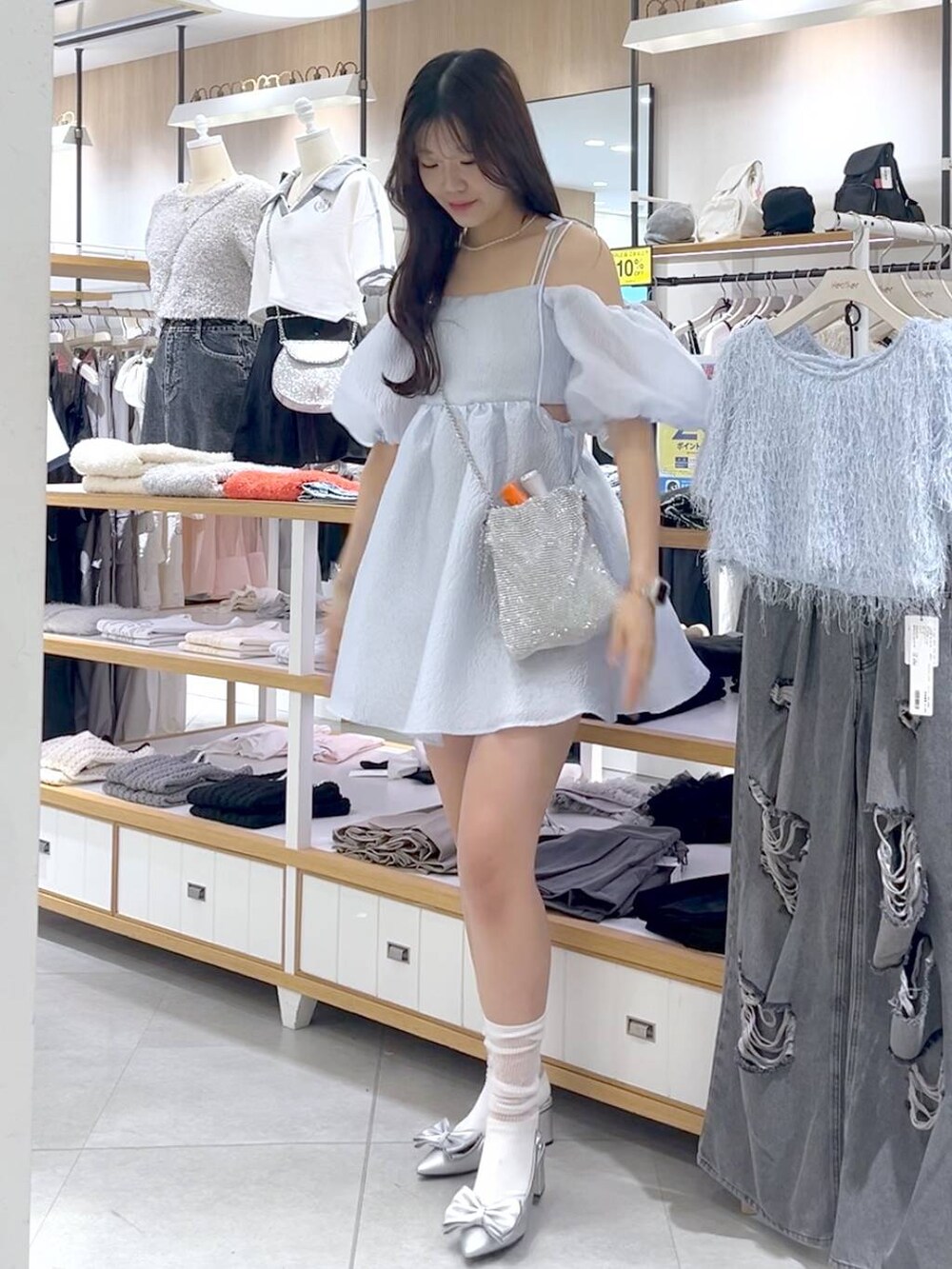 シルバー系のショルダーバッグ、ホワイト系のキャミソール、ベージュ系のその他パンツを着用したレディースの夏コーディネートの2枚目の写真