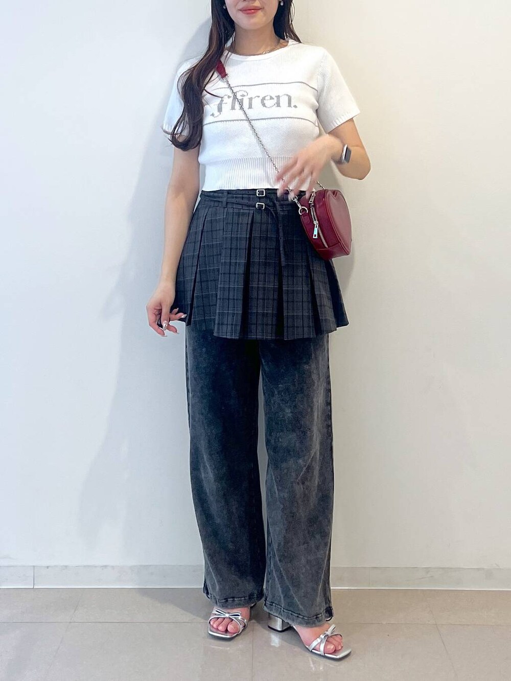 ホワイト系のキャミソール、シルバー系のサンダル、グレー系のスカートを着用したレディースの春コーディネートの7枚目の写真