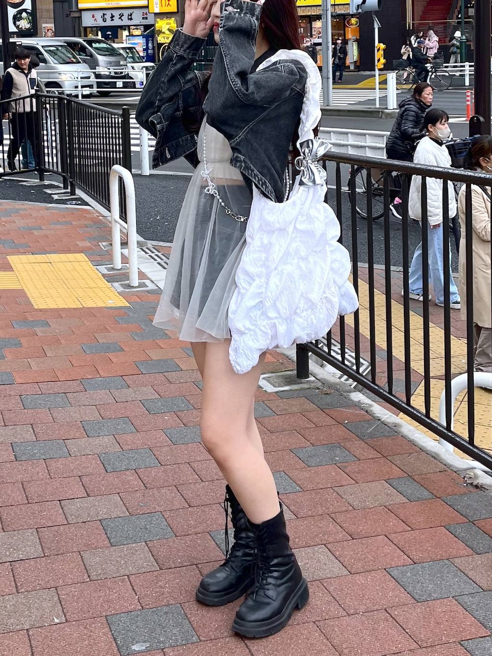 グレー系のワンピース、ホワイト系のキャミソール、ブラック系のブーツを着用したレディースの夏コーディネートの7枚目の写真