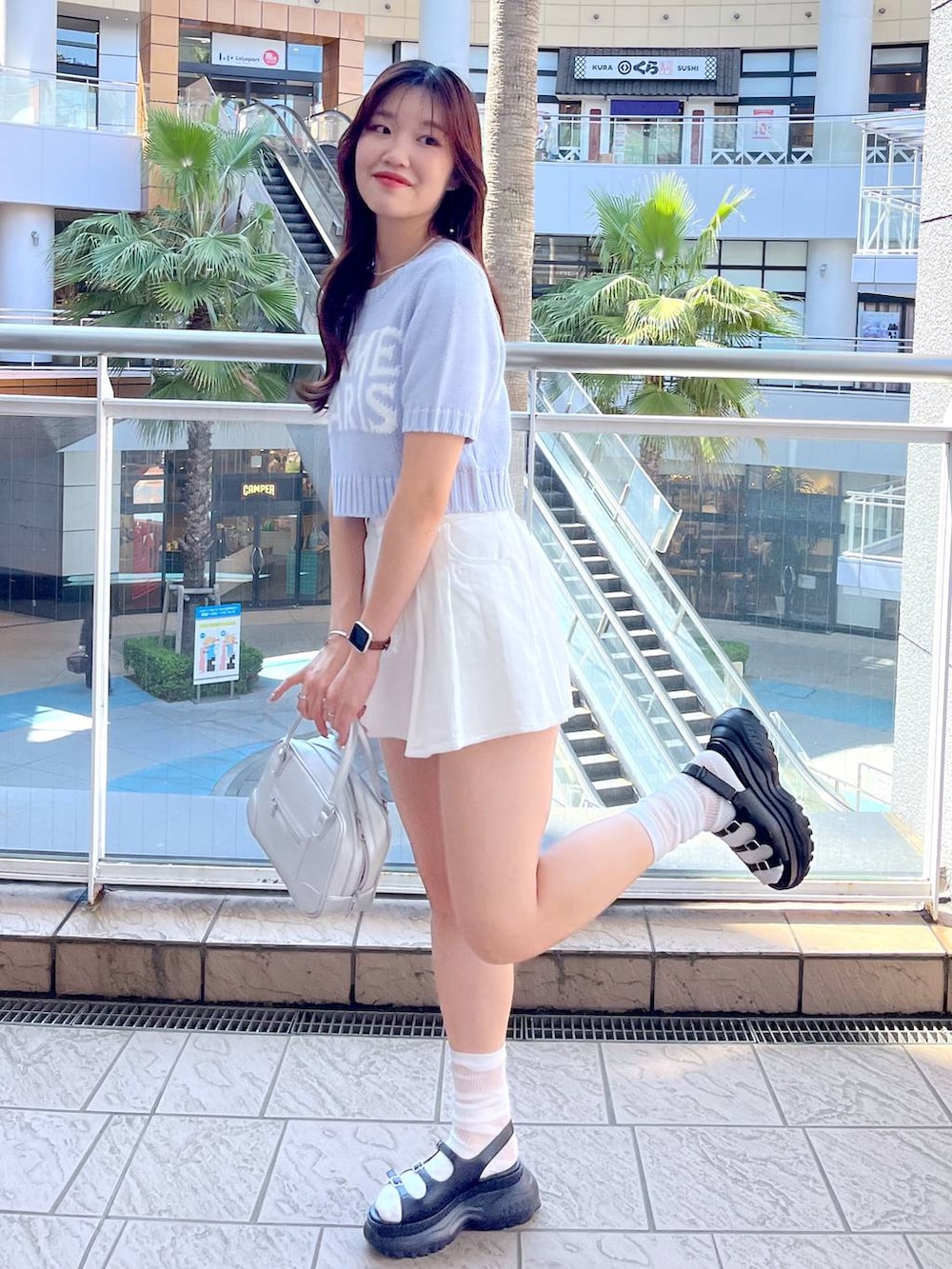 ブルー系のニット/セーター、ホワイト系のキャミソール、ブラック系のサンダルを着用したレディースの夏コーディネートの3枚目の写真