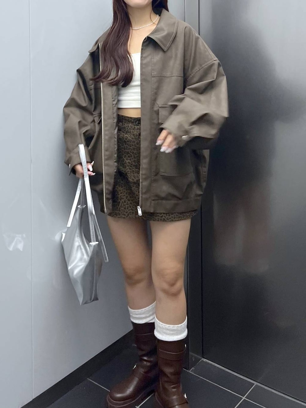 ブラウン系のブーツ、その他のスカート、ホワイト系のキャミソールを着用したレディースの秋コーディネートの3枚目の写真